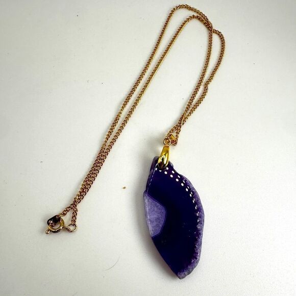 SALE! Purple dyed agate pendant on an 18" gold tone chain necklace! - Picture 1 of 12